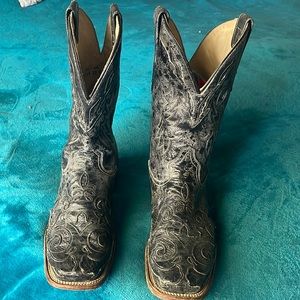 Corral 13D cowboy boats